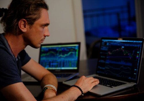 Is Stock Trading the Right Hustle for You? Here Are the Pros and Cons | Spurzine