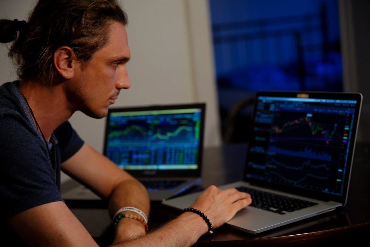 Is Stock Trading the Right Hustle for You? Here Are the Pros and Cons | Spurzine
